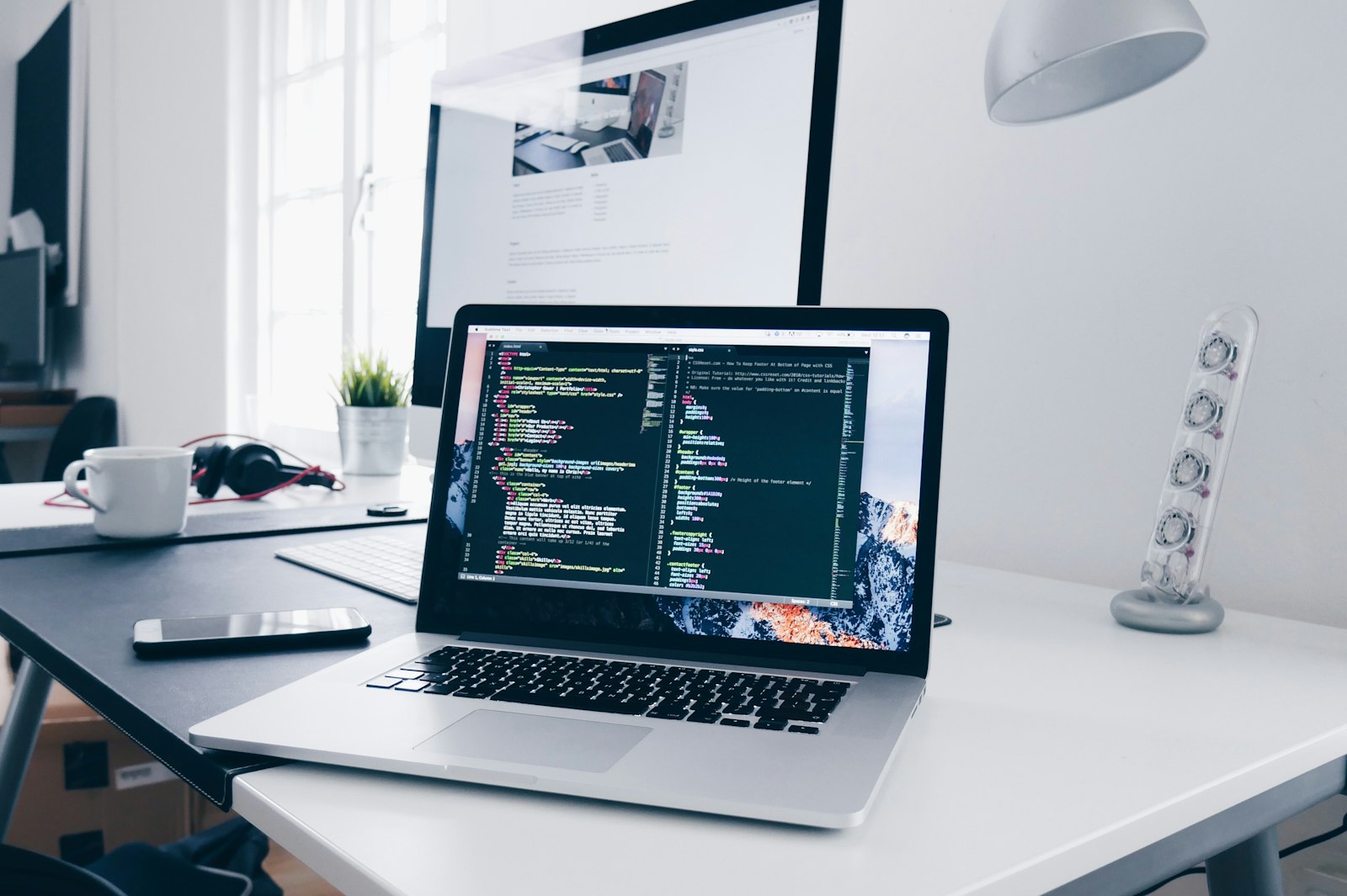 Arbeitsplatz mit Code-Editor und Website-Entwurf — Webentwicklung bei Web und Style