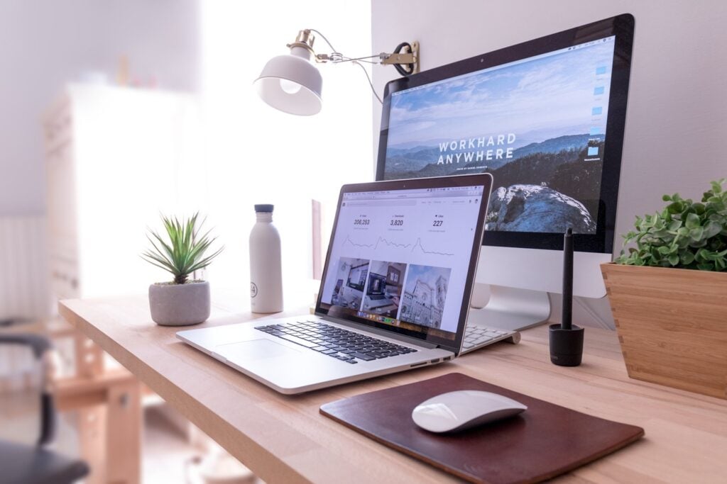 Arbeitsplatz mit Laptop, auf dem Website-Statistiken zu sehen sind